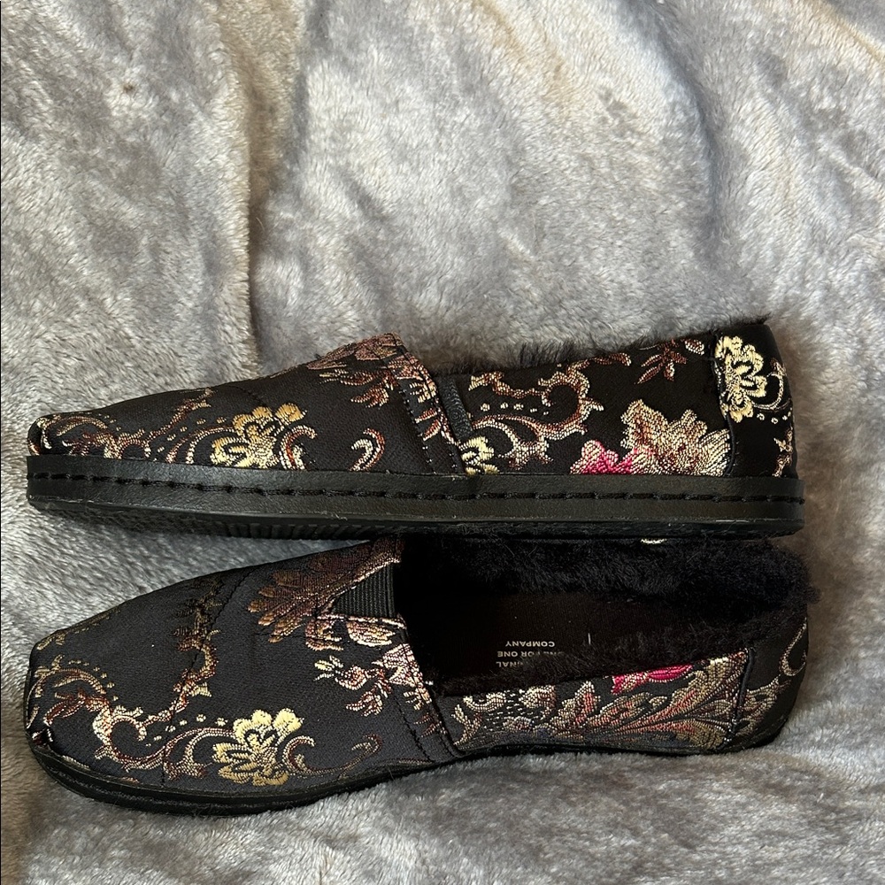 TOMS Women's Black and Gold Patterned Loafers with Faux Fur Lining size 5.5W - Picture 2 of 8